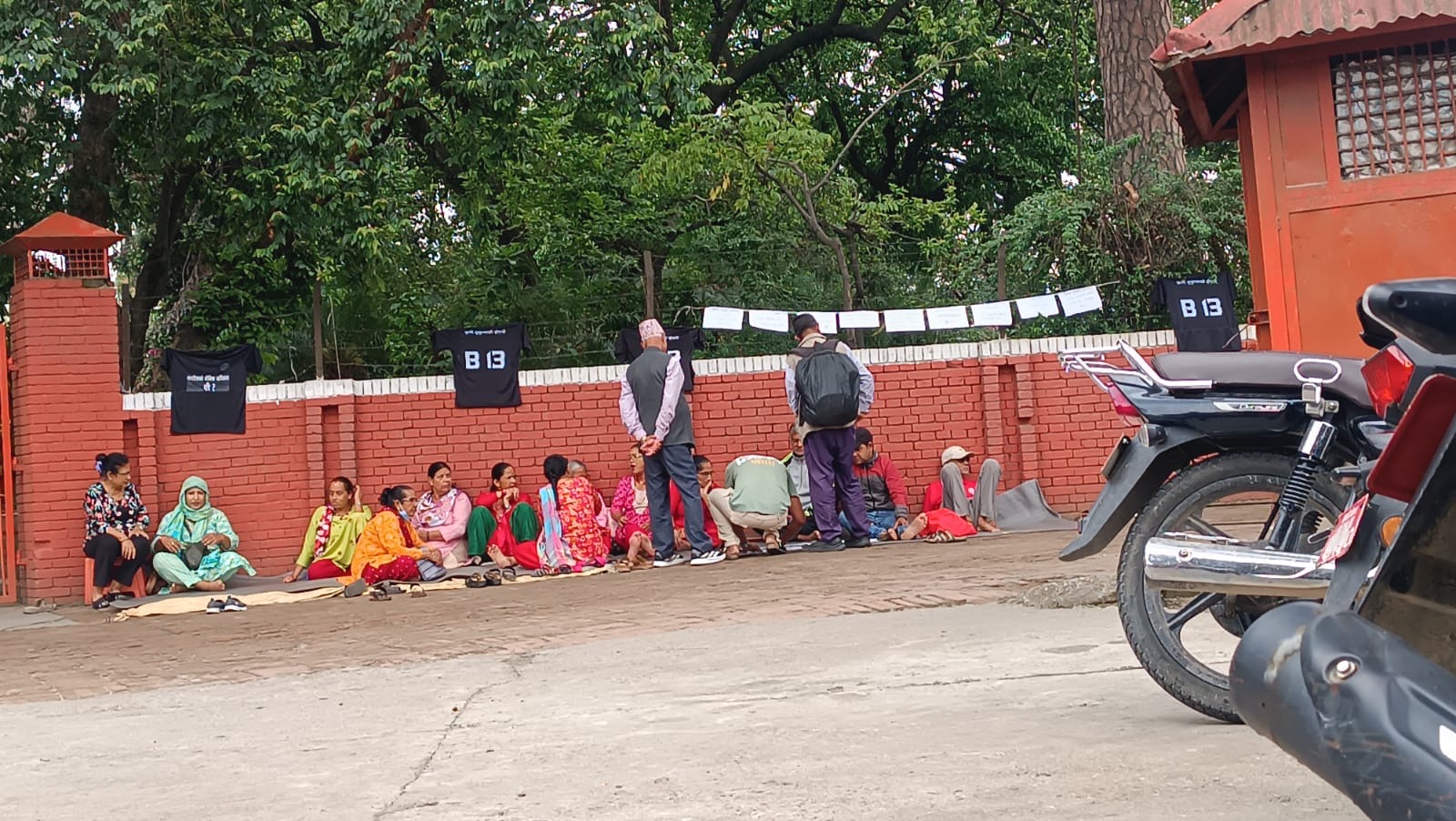 पशुपति क्षेत्रमा सुकुम्बासी र अव्यवस्थित बसोबासीको धर्ना २० औं दिन पनि जारी, उचित पुनर्वास र क्षतिपूर्तिको माग